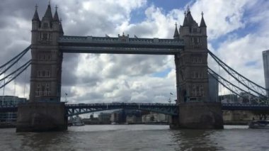 Nehirde Thames nehri olan Tower Bridge silueti, Londra 'nın ünlü tarihi köprüsü ve turistik seyahat merkezi - stok video görüntüleri