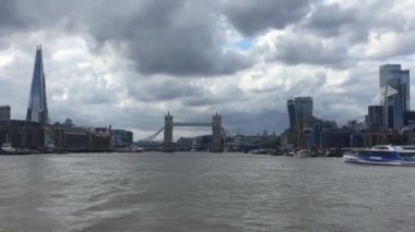 Nehirde Thames nehri olan Tower Bridge silueti, Londra 'nın ünlü tarihi köprüsü ve turistik seyahat merkezi - stok video görüntüleri