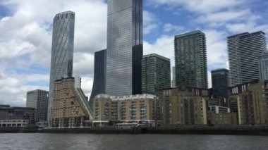 Londra, İngiltere - 10 / 7 / 2020: Canary Wharf, Londra 'nın Köpekler Adası' ndaki ikinci merkez ticaret bölgesidir. Londra şehri ile birlikte, İngiltere 'nin ana finans merkezlerinden biridir.