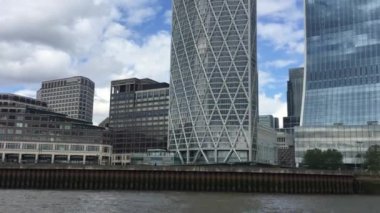 Londra, İngiltere - 10 / 7 / 2020: Canary Wharf, Londra 'nın Köpekler Adası' ndaki ikinci merkez ticaret bölgesidir. Londra şehri ile birlikte, İngiltere 'nin ana finans merkezlerinden biridir.