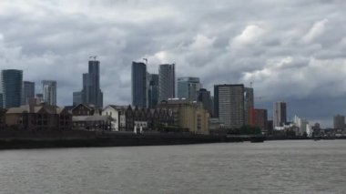 Londra, İngiltere - 10 / 7 / 2020: Canary Wharf, Londra 'nın Köpekler Adası' ndaki ikinci merkez ticaret bölgesidir. Londra şehri ile birlikte, İngiltere 'nin ana finans merkezlerinden biridir.