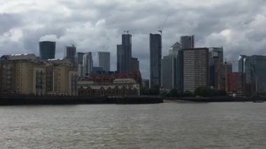 Londra, İngiltere - 10 / 7 / 2020: Canary Wharf, Londra 'nın Köpekler Adası' ndaki ikinci merkez ticaret bölgesidir. Londra şehri ile birlikte, İngiltere 'nin ana finans merkezlerinden biridir.