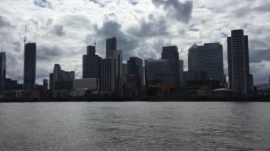 Londra, İngiltere - 10 / 7 / 2020: Canary Wharf, Londra 'nın Köpekler Adası' ndaki ikinci merkez ticaret bölgesidir. Londra şehri ile birlikte, İngiltere 'nin ana finans merkezlerinden biridir.