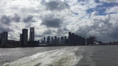 Londra, İngiltere - 10 / 7 / 2020: Canary Wharf, Londra 'nın Köpekler Adası' ndaki ikinci merkez ticaret bölgesidir. Londra şehri ile birlikte, İngiltere 'nin ana finans merkezlerinden biridir.