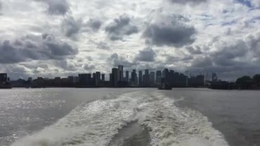 Londra, İngiltere - 10 / 7 / 2020: Canary Wharf, Londra 'nın Köpekler Adası' ndaki ikinci merkez ticaret bölgesidir. Londra şehri ile birlikte, İngiltere 'nin ana finans merkezlerinden biridir.