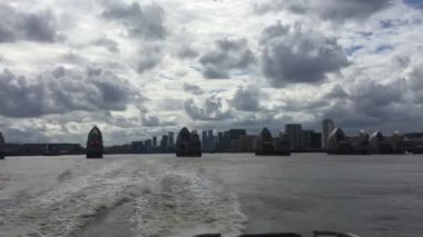 Londra, İngiltere - 10 / 7 / 2020: Canary Wharf, Londra 'nın ana finans merkezlerinden biri olan Londra' nın Dogs.THames Bariyeri 'nin arkasındaki Londra' nın ikincil merkezidir.