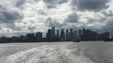 Londra, İngiltere - 10 / 7 / 2020: Canary Wharf, Londra 'nın Köpekler Adası' ndaki ikinci merkez ticaret bölgesidir. Londra şehri ile birlikte, İngiltere 'nin ana finans merkezlerinden biridir.