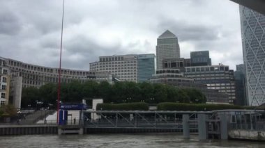 Londra, İngiltere - 10 / 7 / 2020: Canary Wharf, Londra 'nın Köpekler Adası' ndaki ikinci merkez ticaret bölgesidir. Londra şehri ile birlikte, İngiltere 'nin ana finans merkezlerinden biridir.