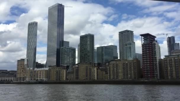 2020 金丝雀码头 Canary Wharf 是伦敦的第二大商业区 位于狗岛上 与伦敦市一样 伦敦也是英国的主要金融中心之一 — 图库视频影像