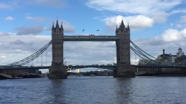 Londýn 2020 Tower Bridge Zlaté Hodině Světly Řeky Temže Odrážejícími — Stock video