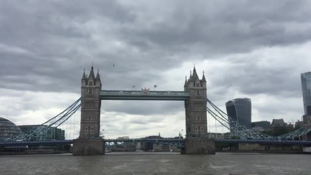 Londýn 2020 Tower Bridge Zlaté Hodině Světly Řeky Temže Odrážejícími — Stock video