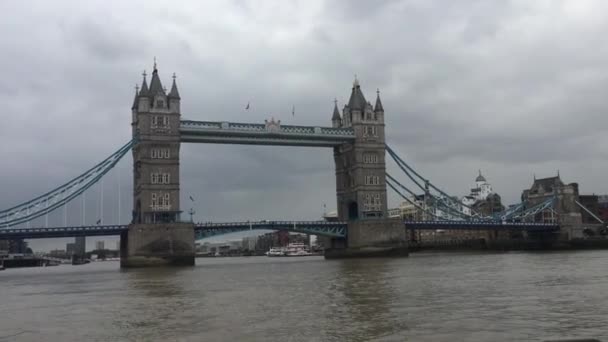 London 2020 Tower Bridge Golden Hour Thames River Lights Reflected — стоковое видео