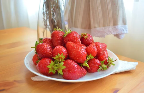 Ripe Strawberries Plate Table — Stock Photo, Image