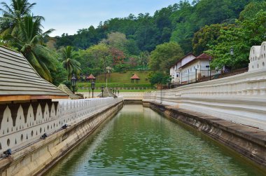 Kandy'deki Buda'nın Diş Tapınağı'nın bitişiğindeki toprakları