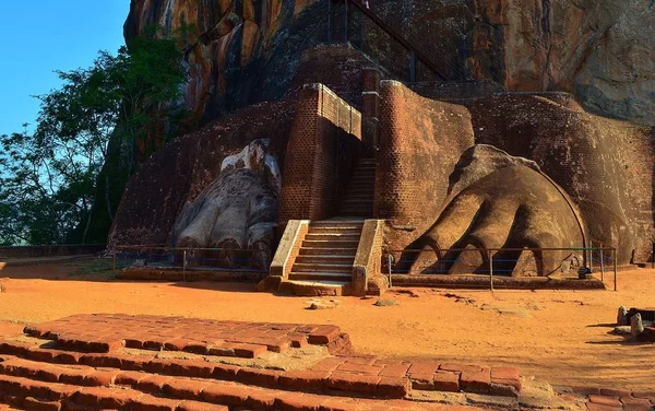 Scala Con Zampe Leone Sulla Montagna Sigiriya — Foto Stock