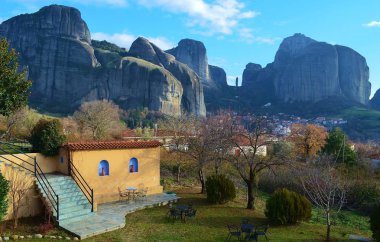 Kalambaka'daki Meteora Dağları'nın görünümü