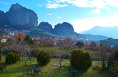 Kalambaka'daki Meteora Dağları'nın görünümü
