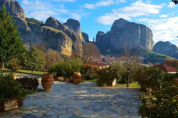 Kalambaka'daki Meteora Dağları'nın görünümü