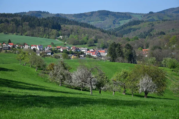 La pequeña ciudad de Oberflockenbach en primavera en el Odenwald, Alemania . —  Fotos de Stock