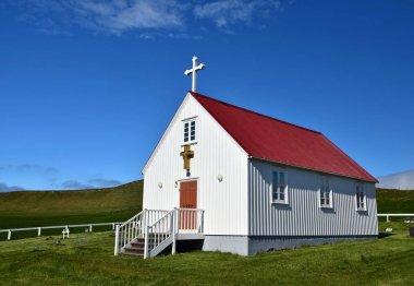 İzlanda'da kırmızı çatılı küçük beyaz bir kilise.