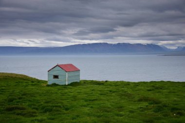 İzlanda manzarası. Okyanusta teneke bir kulübe. Peninsula Skagi, Skagafj?.