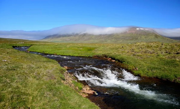 Paisaje islandés con un río y una montaña. Península de Skagi . — Foto de Stock