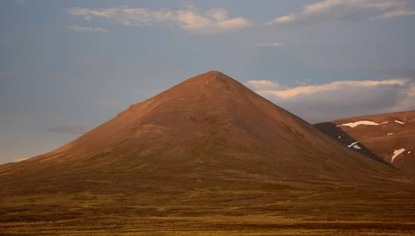 Una noche de verano en Islandia. Una montaña brilla bajo el sol de medianoche. El Svinadalsfjall cerca de Bl jalá nduos . — Foto de Stock
