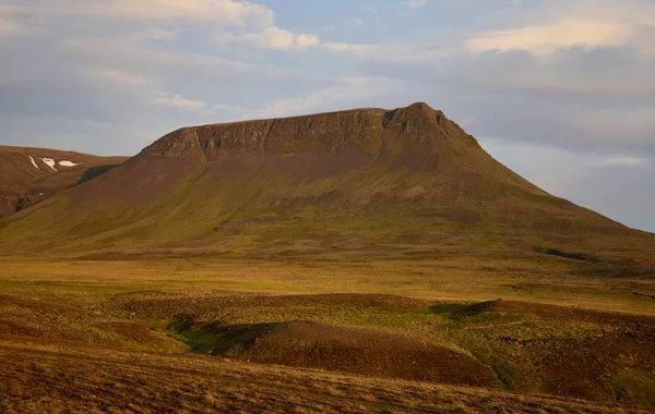 Una noche de verano en Islandia. Una montaña brilla bajo el sol de medianoche. El Vatnsdalsfjall cerca de Bl jalá nduos . — Foto de Stock