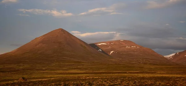 Una noche de verano en Islandia. Una montaña brilla bajo el sol de medianoche. El Svinadalsfjall cerca de Bl jalá nduos . — Foto de Stock