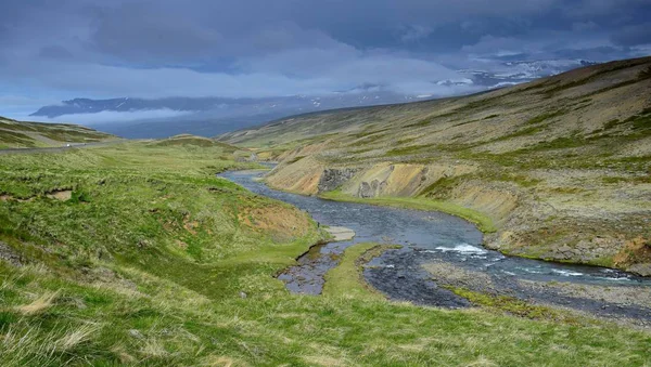 Paisaje islandés en la península Skagi con un río y las montañas Tindastoll .. — Foto de Stock