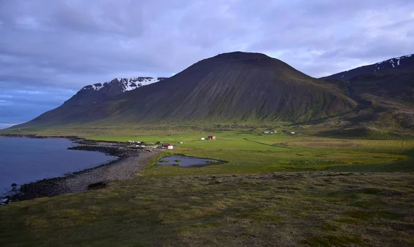 Paisaje islandés con el camping en la olla caliente Grettislaug en la península Skagi . — Foto de Stock