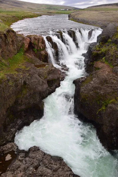 Kolufossar, una cascada en Islandia en el cañón de Kolugljufur . — Foto de Stock