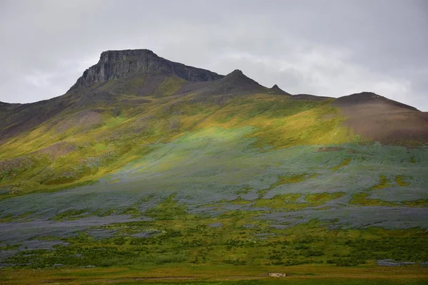 Paisaje islandés. La montaña Spakonufell cerca de la ciudad de Skagastroend . — Foto de Stock