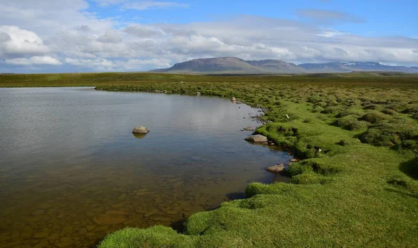 Hermoso paisaje islandés. Un lago en la península Skagi . — Foto de Stock