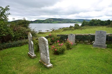 İrlanda'da Lough Derg Holy Island bir mezarlık.