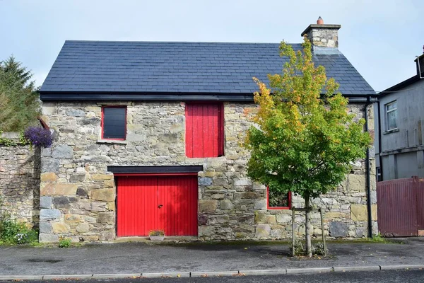 Mountshannon'da kırmızı kapılı eski bir ev. County Clare, İrlanda.