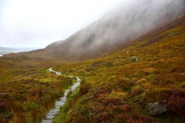 İrlanda Connemara Milli Parkı üzerinden bir yol.