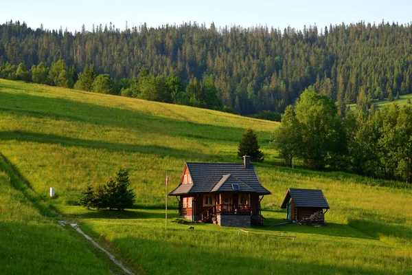 A wooden house in the evening sun near Zdiar, Slovakia. — Stock Photo, Image