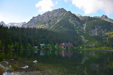 Akşam güneşinde Yüksek Tatras güzel göl Popradske Pleso.