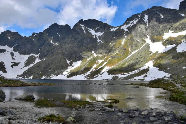 Górskie jezioro Vel'ke Hincovo Pleso z górami Mengusovske w Tatrach Wysokich. — Zdjęcie stockowe