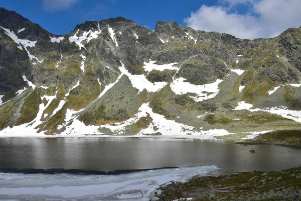 El lago de montaña Vel 'ke Hincovo pleso con las montañas Mengusovske en los Altos Tatras . — Foto de Stock