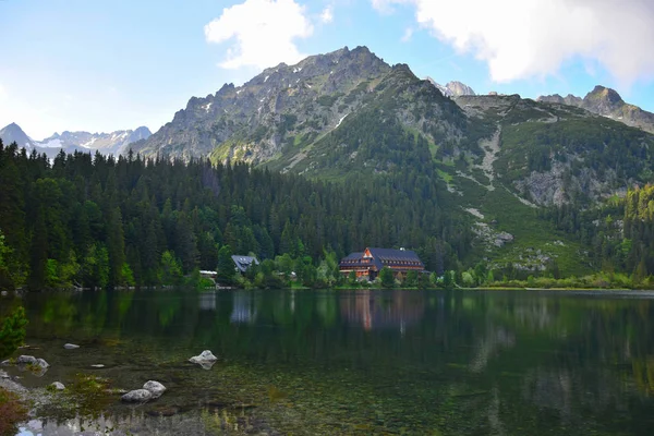 Akşam güneşinde Yüksek Tatras güzel göl Popradske Pleso.