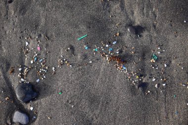 Plajda mikroplastikler. Famara Beach, Lanzarote.