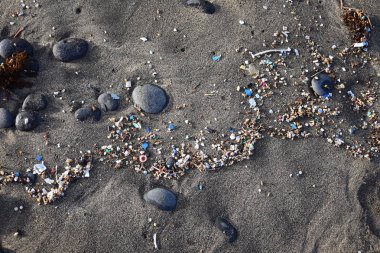 Plajda mikroplastikler. Famara Beach, Lanzarote.