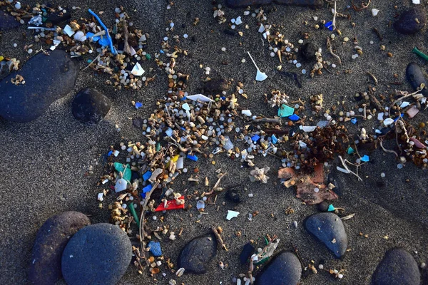 Microplásticos en una playa. Playa de Famara, Lanzarote . — Foto de Stock