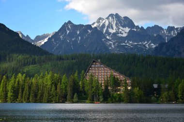 Strbske Pleso Gölü ve Yüksek Tatras'ta bir otel.