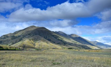 Yeni Zelanda'da Manzara - dağların üzerinde bulutlar. Molesworth istasyonu, Güney Adası.
