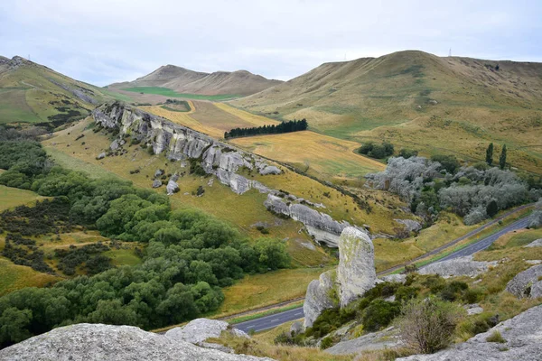 Kalksteinfelsen am Weka-Pass, Neuseeland, Südinsel. — Stockfoto