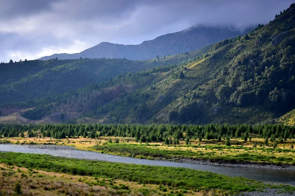 Landschaft in Neuseeland mit Bergen und dem klaren Fluss in der Abendsonne. Bahnhof Molesworth, Südinsel. — Stockfoto