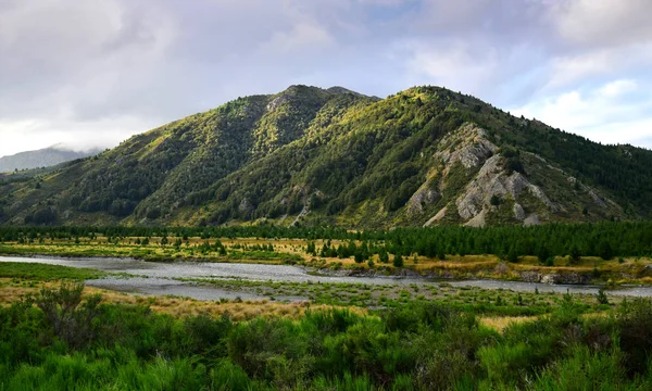 Landscape in New Zealand with mountains and the Clarence river in the evening sunlight. Molesworth station, South Island. — Stock Photo, Image